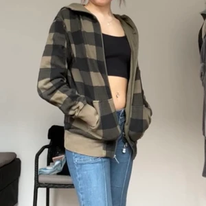 Zip up hoodie - Suupersöt rutig zip up hoodie som tyvärr inte kommer till användning längre, märket är warp💓