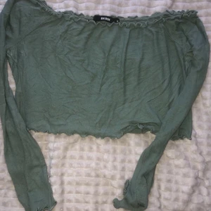 Grön croptop bikbok - Har används kanske 10 gånger. Som ny dock. Volanger vid kragen magen och händerna 