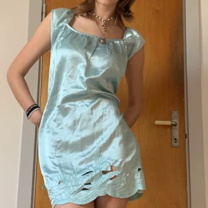 Babydoll klänning - Superfin babyblå klänning. Säljer eftersom den är för kort för min smak. Jag är 173 och har rätt så lång överkropp, så jag tror verkligen den är lagom längd på dig som antingen är kortare eller har kortare överkropp.  Den har jättefin färg, har dkönt material och är i toppenskick.  DEN HAR FICKOR!!! Köparen står för frakt, skriv vid frågor😘😘