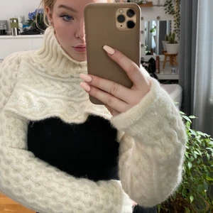 Stickad från Zara - Beställde från sellpy och fick den med lappen kvar, den är alltså helt oanvänd eftersom passformen inte passar mig. Stl M/L men skulle säga att den är ganska liten i storleken men den är väldigt strechig. Köpare står för frakten💕