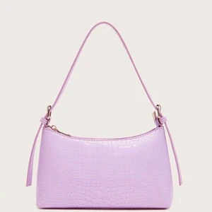 Lila Baguetteväska - Säljer nu denna lila baugetteväska. Endast använd en gång ❤️❤️