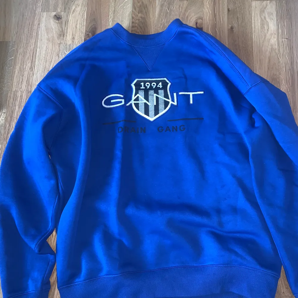 Limited edition drain gang bladee x gant sweatshirt. Blå med tryck. Strl M. Aldrig använd. Köparen betalar frakt. . Hoodies.