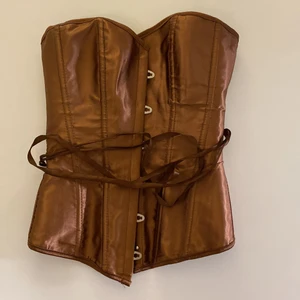 Korsett - En korsett som köptes här på Plick. Använd några gånger. Kontakta mig om du har några frågor eller vill ha fler bilder😊. (Sista två bilderna är lånade)