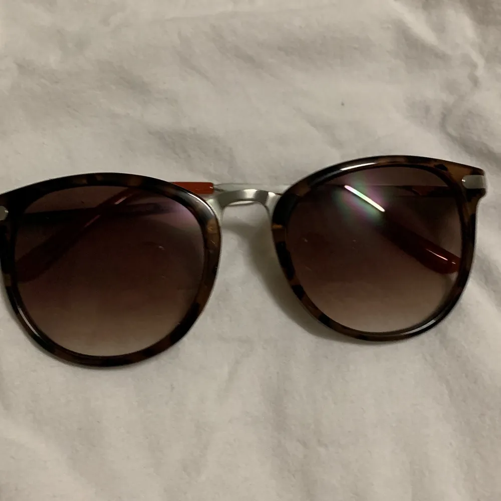 Ett par jätte fina solglasögon. Köpta förra sommaren men har inte använt.. Accessoarer.