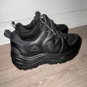 Helt nya sneakers - Helt nya sneakers från Skopunkten. Storlek 38. Frakt: 66kr