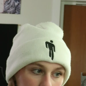 billie eilish mössa - Köpt för två år sedan och använd i något år. Säljer pga att den inte används längre.