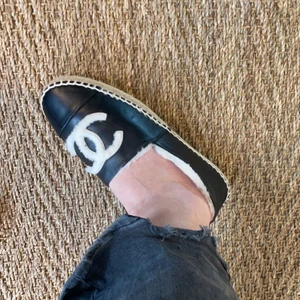 Chanel espadrillos - Säljer mina fina chanel espadrillos! modellen är väldigt svår att få tag i, otroligt sköna att gå i! Så fina till sommaren! Kan även andvändas på vintern!❤️ väldigt fint skick! Andvända fåtal gånger! ÄKTA! 