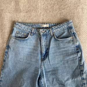 Jeans från Gina Tricot med fin ljus tvätt  i storlek 36. Jeansen är superbekväma och raka i passformen, med fransar kring anklarna. Säljer då jag har för många liknande. 