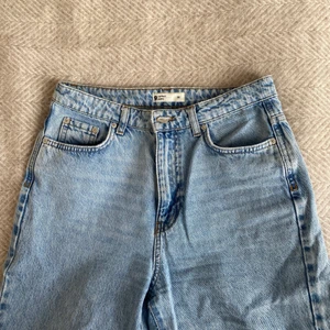 Jeans med snygg tvätt  - Jeans från Gina Tricot med fin ljus tvätt  i storlek 36. Jeansen är superbekväma och raka i passformen, med fransar kring anklarna. Säljer då jag har för många liknande. 