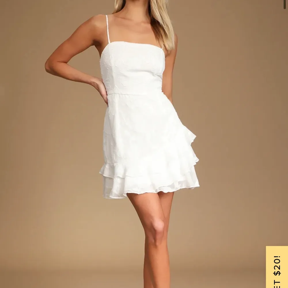 Helt ny klänning från Lulus.com, en perfekt klänning inför studenten. Endast provad en gång, aldrig använd. Den är för stor för mig, därav säljer jag den. När jag fick hem den tillkom tull, därför är priset lite högre, men fortfarande billigare än ordinarie. . Klänningar.