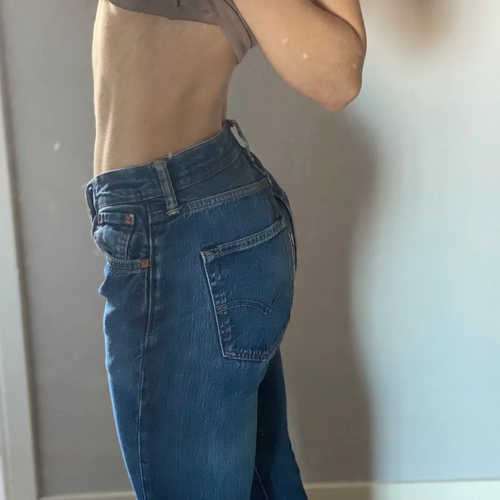 Säljer mina straighta/501 Levis. Dem är i riktigt fint skick och är i storleken XS/S. Bara skriva för fler bilder eller frågor 🥰🥰 . Jeans & Byxor.