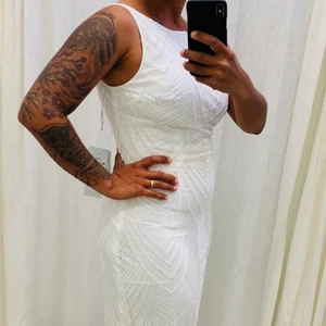 Fest eller bröllopsklänning Stl 38 - Klänningen är Gatsby inspirerad. Den har en slits bak och insydd bh. Riktigt fin och elegant som passar till bal och bröllop 