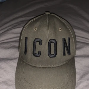 DQUARED2 KEPS (GRÖN) - Väldigt bra skick! Ny pris 1200kr 