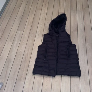 Väst  - Svart väst från zara, aldrig använd.