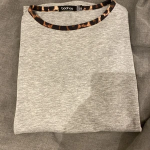 Boohoo - Storlek 34 i Boohoo t-shirt aldrig använd, vill bli av med så fort som:)