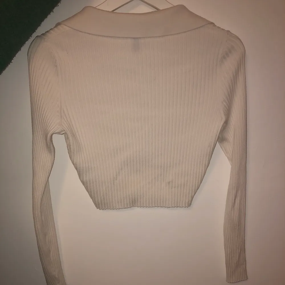 Fin tröja från hm i bra kvalitet som bara har används typ 2 gånger pga att jag inte gillar hur den sitter på mig.. Tröjor & Koftor.