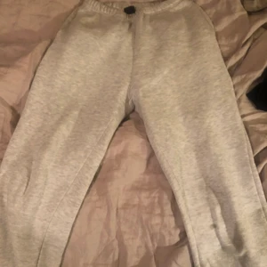 Vita mjukisbyxor  - Har man frågor elr vill man se fler bilder så kan man ba dkriva t mig😋 står ej för frakt tyvärr, pris kan diskuteras:)