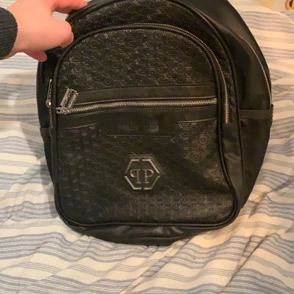 Hej säljer nu ryggsäcken då jag ej använder den det e en kopia som e använd nåra gånger. Väskor.