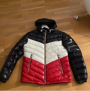 Moncler jacka  - Säljer en moncler jacka som är limed edition                         Pris: 2000kr