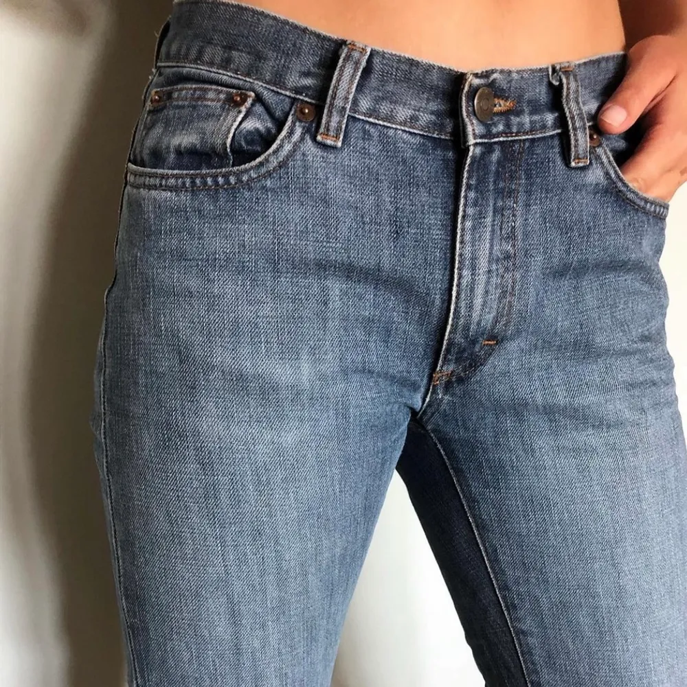 Ordentliga jeans med låg midja. Strl S, och sitter snyggt i längden på mig som är 173, men ännu längre som ni ser på bilden där min kompis som är 169 cm har på sig dom. 🧡 Frakt tillkommer, skriv vid frågor! . Jeans & Byxor.