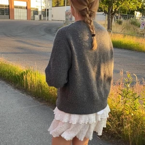 Vit volangkjol  - Säljer denna volangkjol i ett jättefint lite ”bubbligt” material, så mjuk o skön!! Använd ett fåtal gånger och i fint skick. Kjolen är 45 cm och jag är 161 (strl S). Om man vill så kan man vika upp den så den bara får två volanger. 220kr ☺️