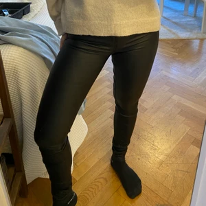 Skinnbyxor Vila - Svarta skinnbyxor från Vila, fint skick! Ser ej storlek men rätt säker på 34. 