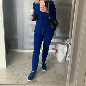 Byxor och kavaj Zara  - Säljer kostym i blå färg i nyskick, storlek xs.