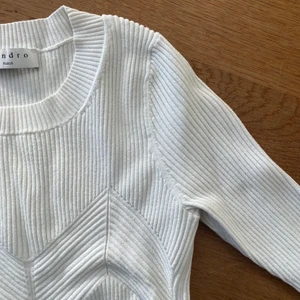 Stickad topp - Jättefin fitted topp från sandro paris!!🤩 nypris ligger på 700kr och det är i jättebra skick✨🤍 frakt tillkommer💕