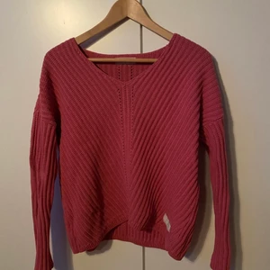 Rosa tröja från Odd Molly - Fin tröja från Odd Molly. Fantastisk rosa färg och fina detaljer som stjärnor på armbågarna. Lite mörkt på bilderna, den är mer klar i färgen. Som på översiktsbilden. Storlek 0 (XS) men lite over size. Fint använt skick. Jag hittar inget att anmärka på. Material enligt bild.