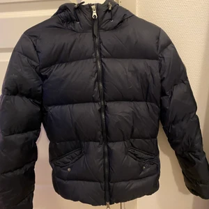 Dunjacka Gant - Säljer min Dunjacka från Gant, i mörkblå. Jättefin o varm jacka som är använd en vinter. Så inte helt som ny men inga fläckar eller sönder på något sätt. Köpt för 1500 kr år 2019, säljs nu för 300 kr.