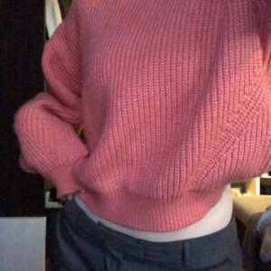 Stickad tröja - Super fin korallfärgad stickad tröja i tjockt material, super fint skick⚡️🤘🏼💕