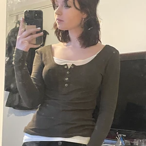 söt grön topp!  - säljer denna gulliga toppen då den tyvärr inte längre kommer till användning! den är i bra skick ! Dm för frågor ❤️