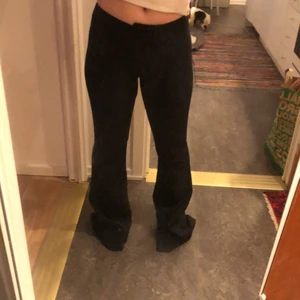 Utsvängda och lågmidjade kostymbyxor - Ett par svarta kostymbyxor som är lågmidjade samt utsvängda! De är i strl S men skulle passa Xs oxå! De är väldigt långa i benen.