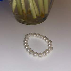 Ett armband med vita vaxade pärlor! 11kr gratis frakt under 50 gram