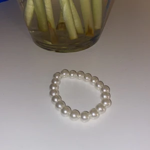 Armband  - Ett armband med vita vaxade pärlor! 11kr gratis frakt under 50 gram