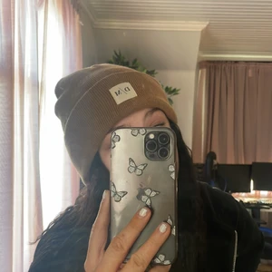 Ljusbrun mössa - En fin ljusbrun mössa med ett litet märke på ifrån Lager 157💞 mössan har inte vart använd på länge och är i fint skick💞