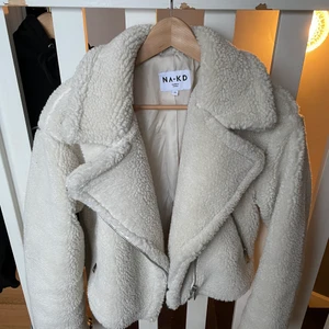 Teddy jacka  - Helt ny jacka från Nakd i storlek 34! (Stor i storleken)  Köpt för 900kr. Mjuk och varm🥰