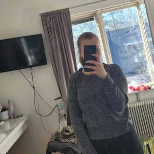 Stickad tröja från H&M - En stickad tröja från  H&M i gott skick. Den är använd max 3 gånger. Storlek M. Bara att höra av dig vid eventuella frågor🤍