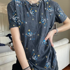 Maje T-shirt  - Jättesnygg T-shirt från maje! Använd några gånger bara! Finns ingen storlek på plagget men jag skulle säga S/M