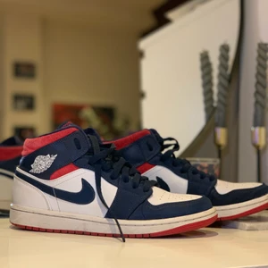 Air Jordan 1 Mid SE USA - Säljer mina Air Jordan 1 Mid SE USA då jag knappast använder de. Jättefina skor som passar till allt. De är i väldigt bra skick och är perfekta skor. Säljer de för 1000, nypriset på StockX ligger vid 3700😊😍