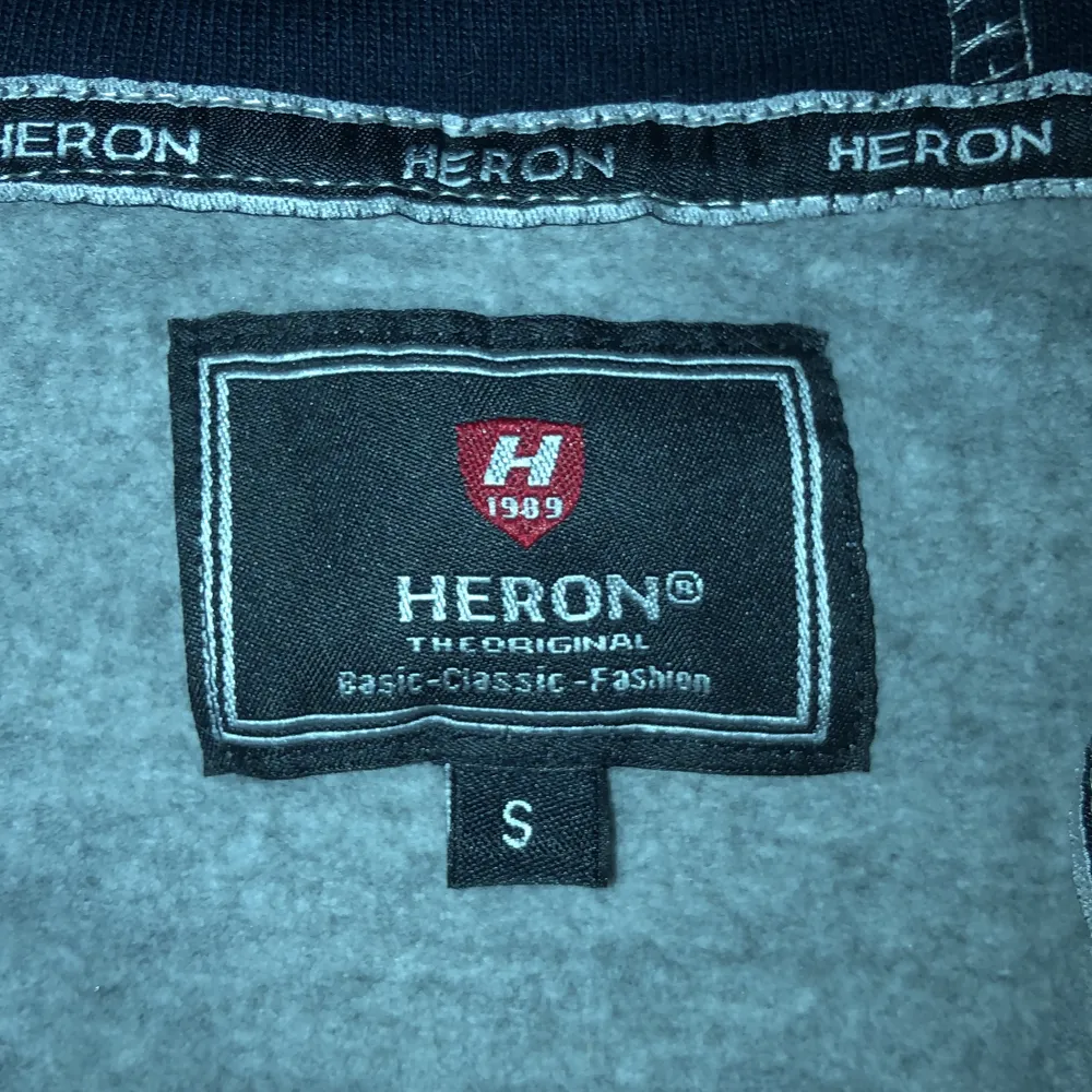 Zip hoodie från HERON, säljer pga aldrig använd. Storlek S men är lite oversized. Kan frakta.🤗. Hoodies.