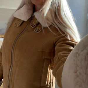 Fin vårjacka 💚 - Vårjacka ifrån HM (säljs dock inte längre). Älskar den men är helt oanvänd då jag tycker den är lite för kort på mig (är 175 och vill helst att mina jackor är över rumpan) därav har jag inte använt den mer än någon enstaka gång. Strl 38 💙