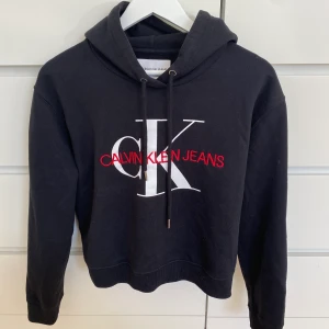 Calvin klein hoodie  - Superskön hoodie som är lite kortare i modellen och lite liten i storleken, den är storlek L men skulle säga att den passar bra till en m/s. Köpare står för frakt☺️