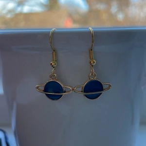 Smycken - Här har ni grönfärgade planeter! 🪐 super pris!! Finns ca 5 par av dem! Passa på! Skynda! Köp köp köp!!