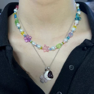 pärlhalsband  - Gulligt pärlhalsband av plast och glaspärlor! Frakten på 14kr ingår i priset!💖 