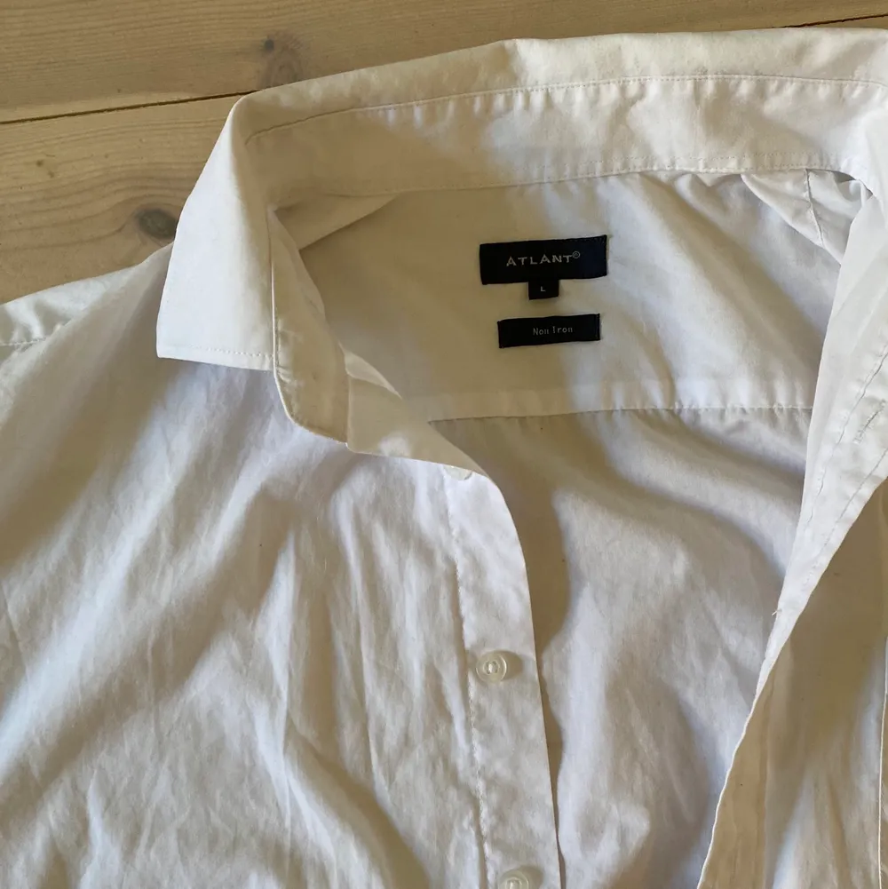 Kortärmad, luftig skjorta i vitt. Sitter supersnyggt och oversize!. Skjortor.