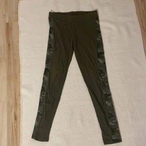 Gröna leggings  - Gröna militärmönstrade leggings från New Yorker 