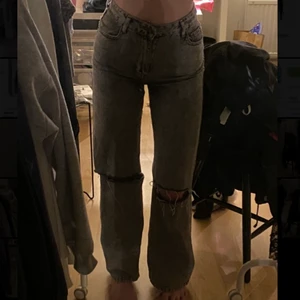 Jeans - Säljer mina favvo gråa jeans då det blivit lite små:( storlek 36/S. Hör bara av er om ni undrar över mått osv💕☺️