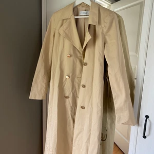 Trenchcoat  - Trenchcoat från Ivyrevel i storlek 36! Heeeelt perfekt nu till våren helt oanvänd😍 kan mötas i Göteborg eller Borås eller skickas men då står köparen för frakten! 