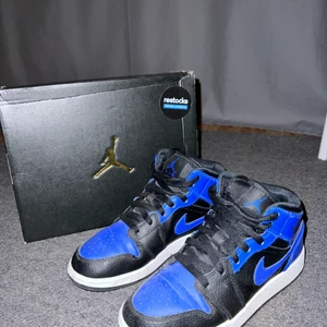 Nike Air Jordan 1 - Nike air Jordan 1 mids. Köpta på restocks i maj 2021. Använda en del men varsamt använda så i bra skick utan några skavanker (creesade men inga andra skador) Betalas med Swish.